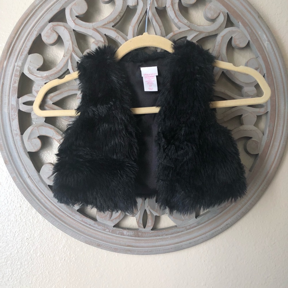 ✏️6/$25 Xhilaration black faux fur vest